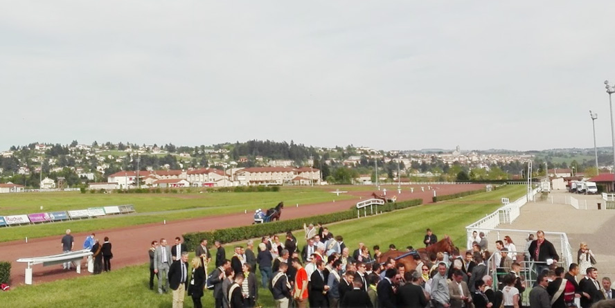 Vue du champ de course de Saint-Galmier Saint-Etienne