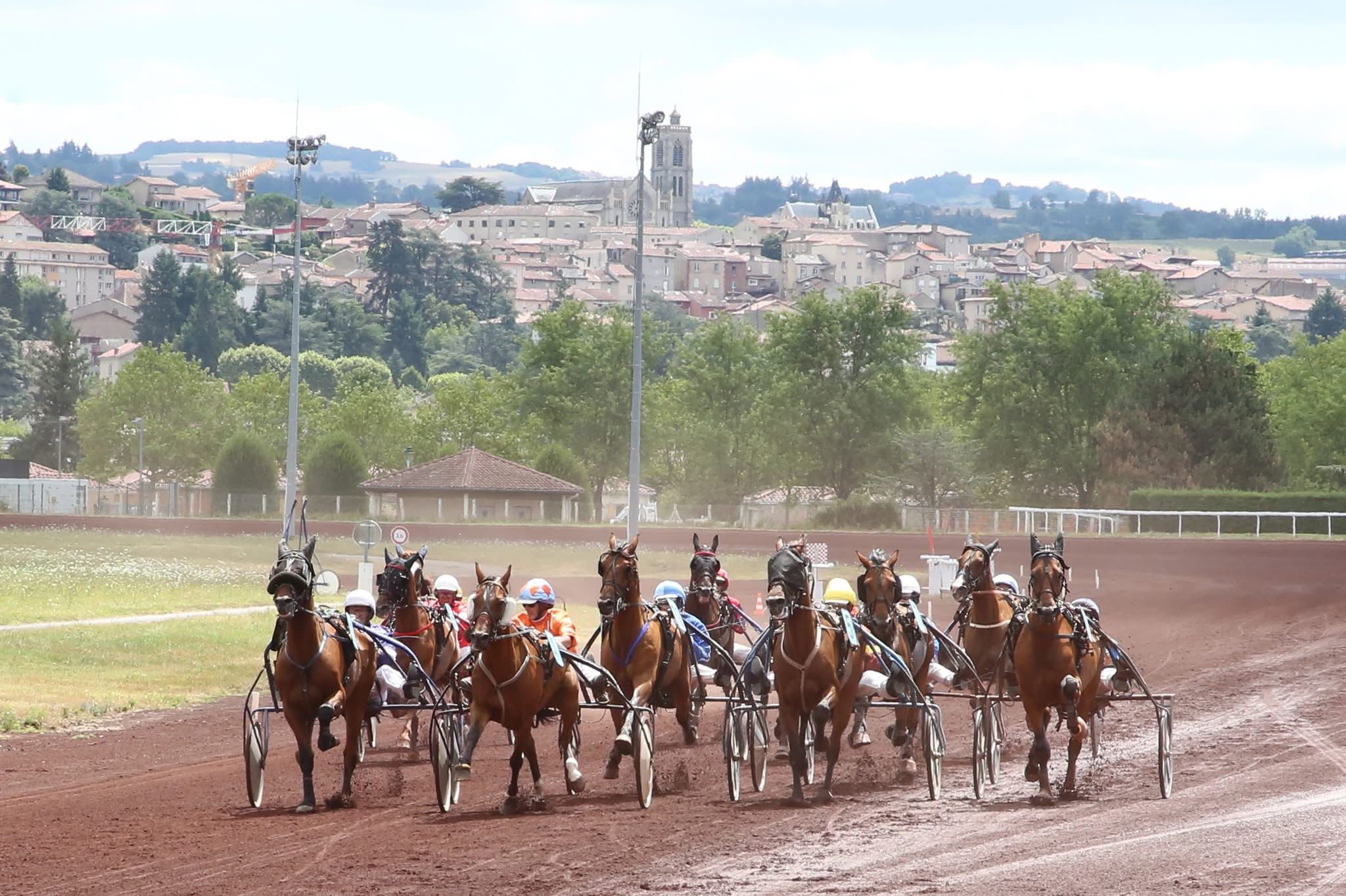  COURSES HIPPIQUES ET GRILLADES  À L’HIPPODROME DE SAINT-GALMIER