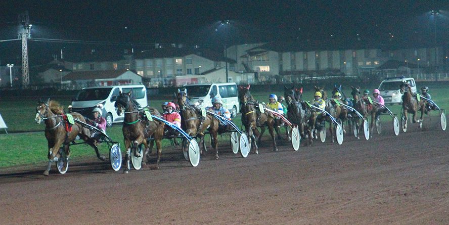 Les courses en nocturne à l'hippodrome de Saint-Galmier